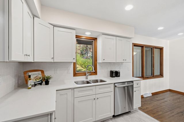 15701 Oak Ridge Road, Eden Prairie, MN 55346