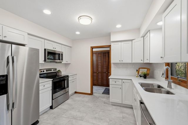 15701 Oak Ridge Road, Eden Prairie, MN 55346