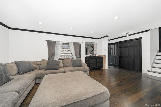 264 W End Avenue, Massapequa, NY 11758