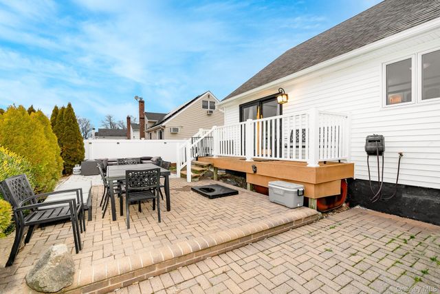 264 W End Avenue, Massapequa, NY 11758