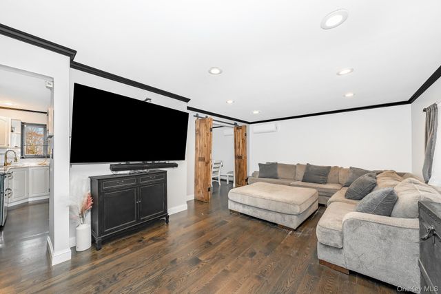 264 W End Avenue, Massapequa, NY 11758