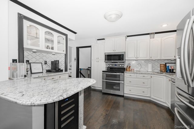 264 W End Avenue, Massapequa, NY 11758