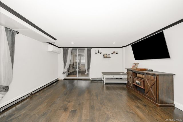 264 W End Avenue, Massapequa, NY 11758