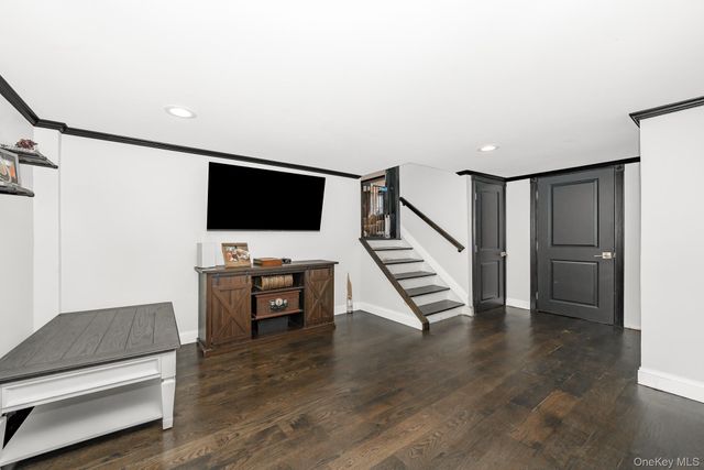 264 W End Avenue, Massapequa, NY 11758