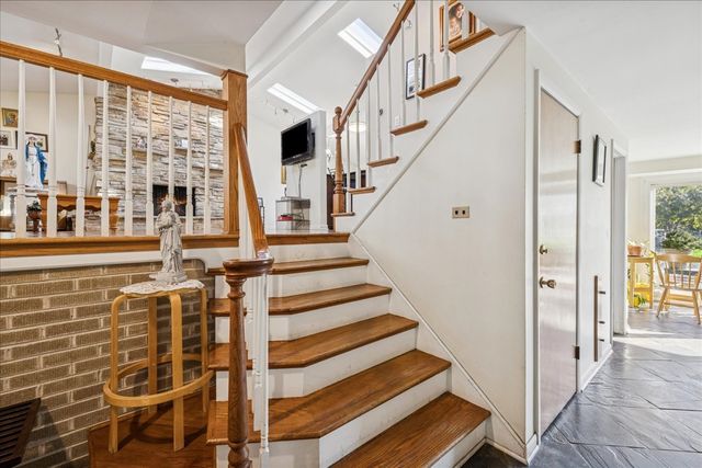 275 Wilkins Drive, Des Plaines, IL 60016