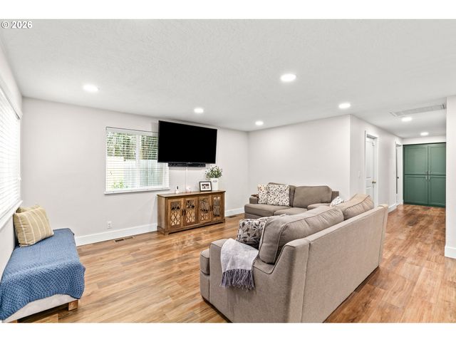 24705 PARKSIDE Dr, Veneta, OR 97487