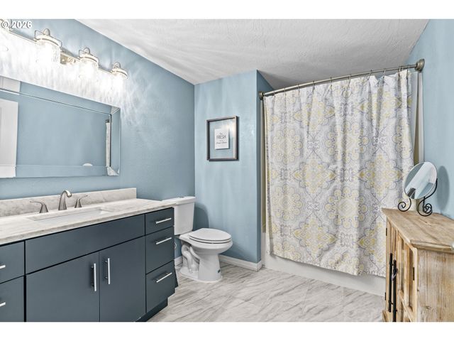 24705 PARKSIDE Dr, Veneta, OR 97487