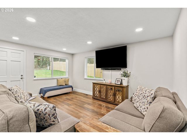 24705 PARKSIDE Dr, Veneta, OR 97487