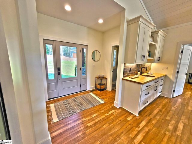 366 Hideaway Cove Drive, Seneca, SC 29672