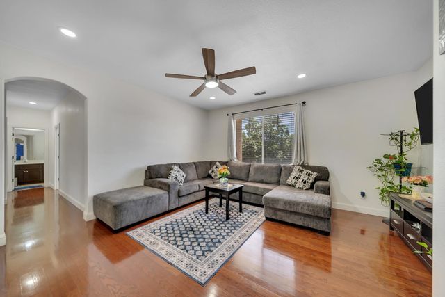 2105 Steinbeck, Modesto, CA 95356