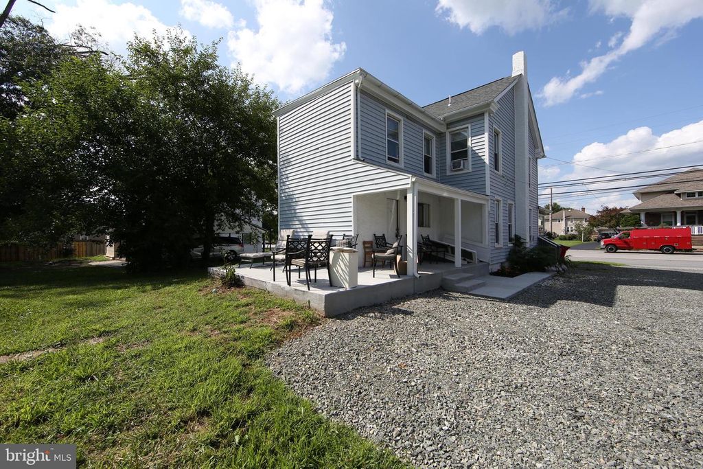2318 E HIGH ST, POTTSTOWN, PA 19464 — photo 2