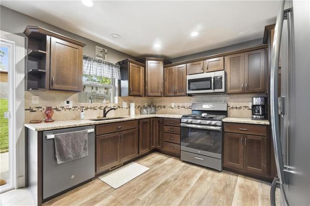16704 Ellisonway Way, Independence, MO 64055