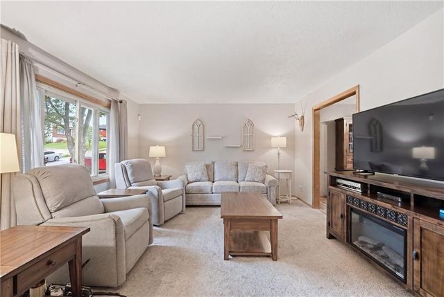 16704 Ellisonway Way, Independence, MO 64055