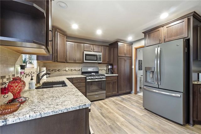 16704 Ellisonway Way, Independence, MO 64055