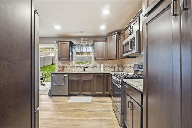 16704 Ellisonway Way, Independence, MO 64055