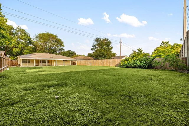 7803 Bunker Wood Lane, Houston, TX 77086