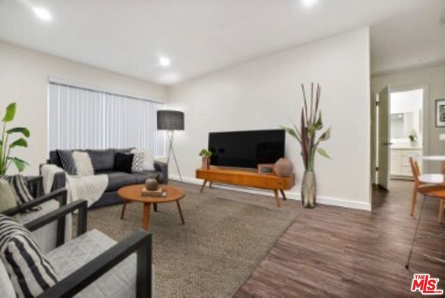 14849 Vanowen Street, Van Nuys (los Angeles), CA 91405