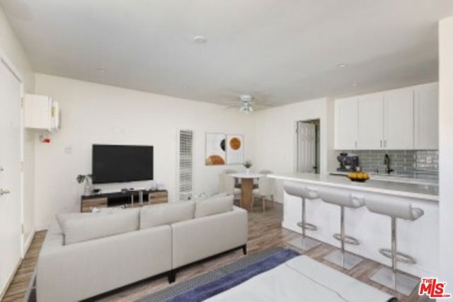 14849 Vanowen Street, Van Nuys (los Angeles), CA 91405