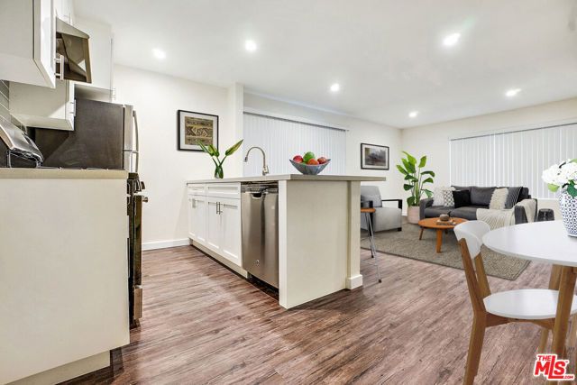 14849 Vanowen Street, Van Nuys (los Angeles), CA 91405