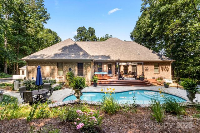 107 Creekwood Drive, Dallas, NC 28034