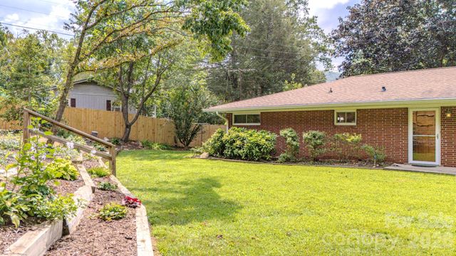 105 Alexander Avenue, Swannanoa, NC 28778
