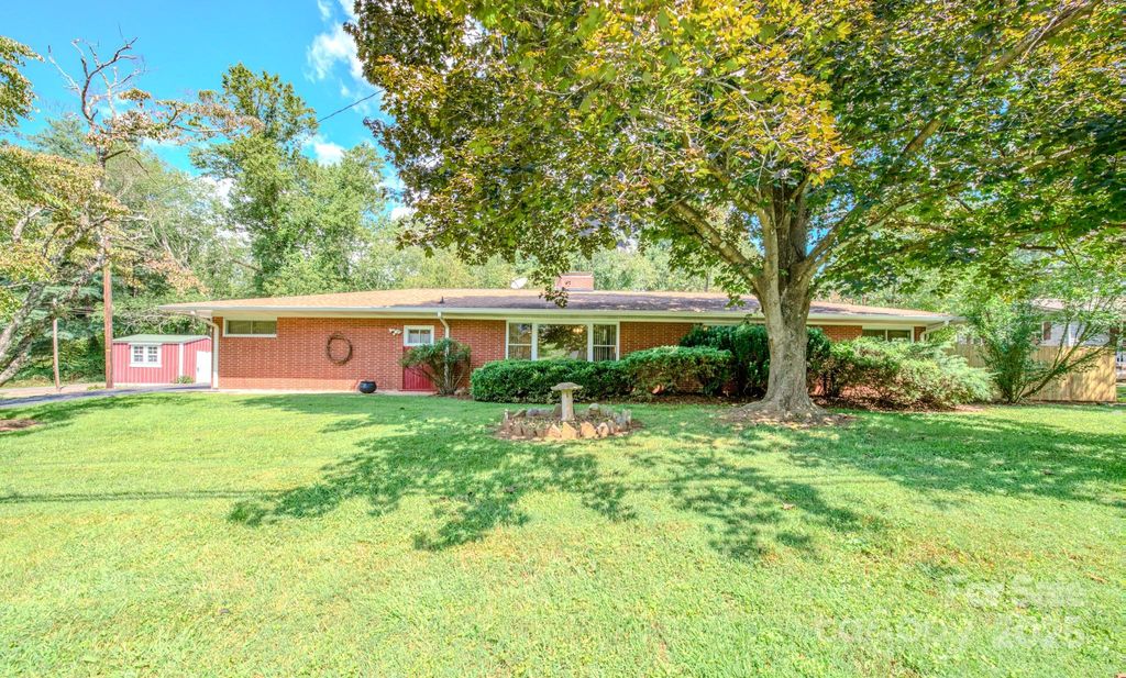 105 Alexander Avenue, Swannanoa, NC 28778