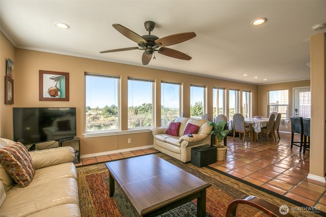 27 Ocean Lane, Copalis Beach, WA 98535