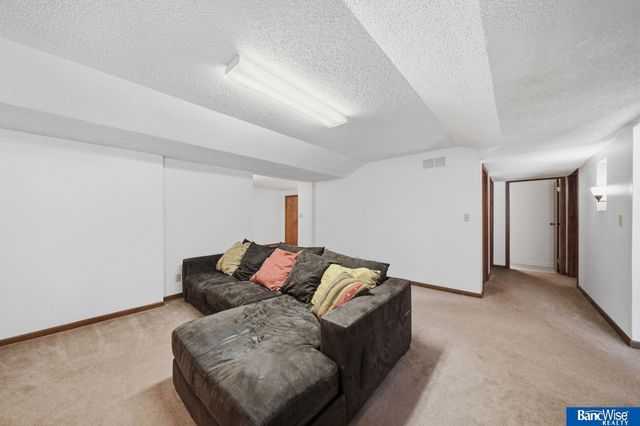 7232 Twin Oaks Road, Lincoln, NE 68516