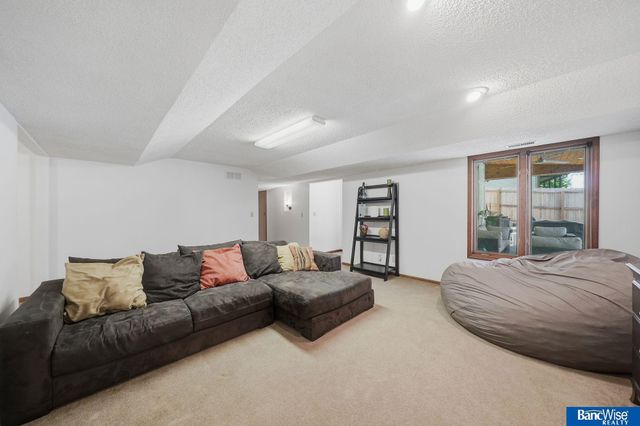 7232 Twin Oaks Road, Lincoln, NE 68516