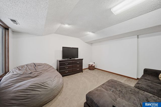7232 Twin Oaks Road, Lincoln, NE 68516