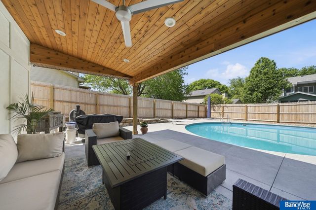 7232 Twin Oaks Road, Lincoln, NE 68516