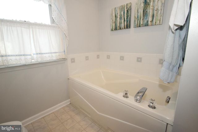 724 FISKE LN, Newark, DE 19711