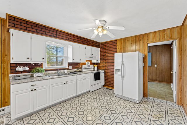 27 SHEN VALLEY DR, Weyers Cave, VA 24486