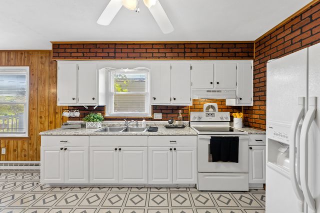 27 SHEN VALLEY DR, Weyers Cave, VA 24486