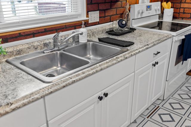 27 SHEN VALLEY DR, Weyers Cave, VA 24486