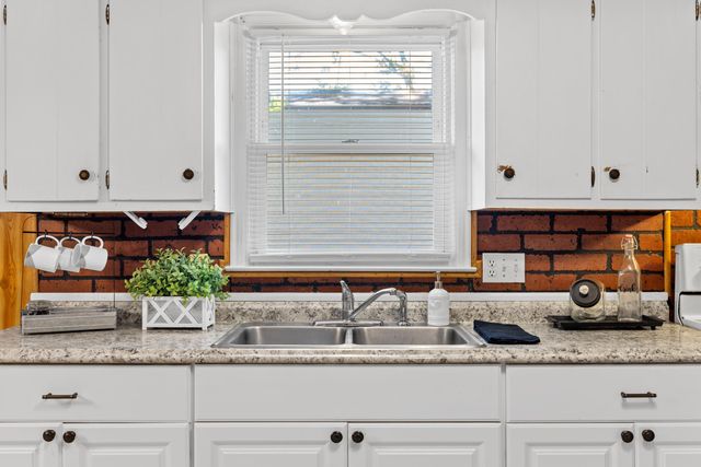 27 SHEN VALLEY DR, Weyers Cave, VA 24486