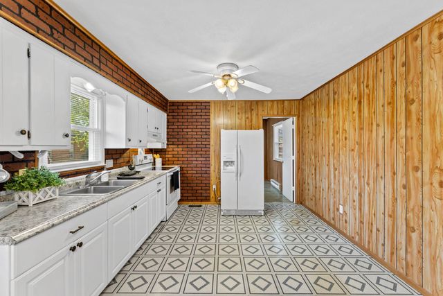 27 SHEN VALLEY DR, Weyers Cave, VA 24486