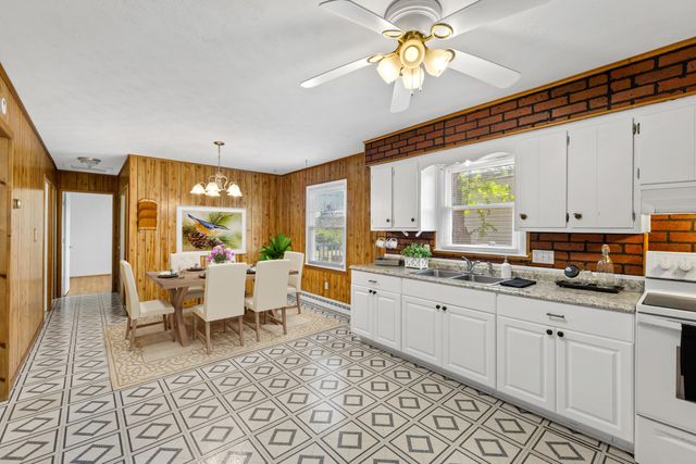 27 SHEN VALLEY DR, Weyers Cave, VA 24486