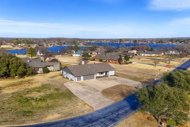 401 Kiowa Drive W, Gainesville, TX 76240