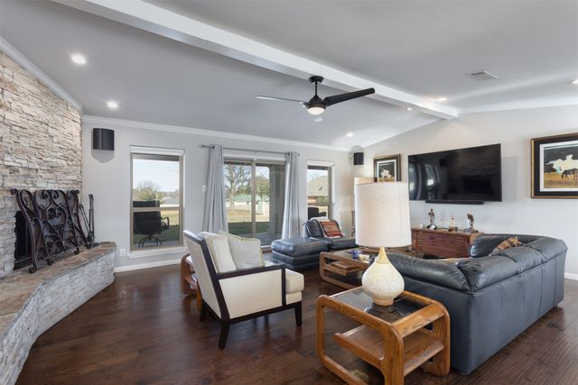 401 Kiowa Drive W, Gainesville, TX 76240