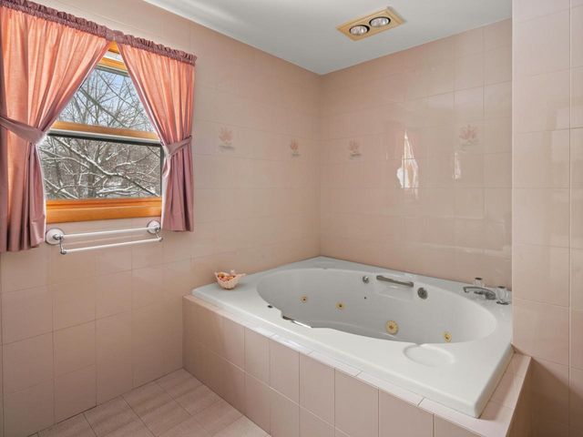 71 Lakewood Parkway, Burlington, VT 05408