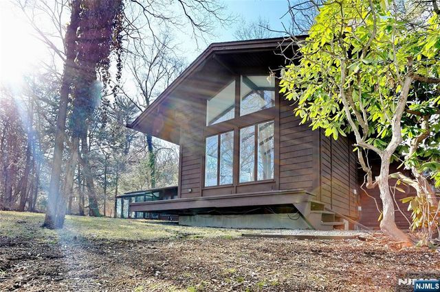 5 Carnot Avenue, Woodcliff Lake, NJ 07677