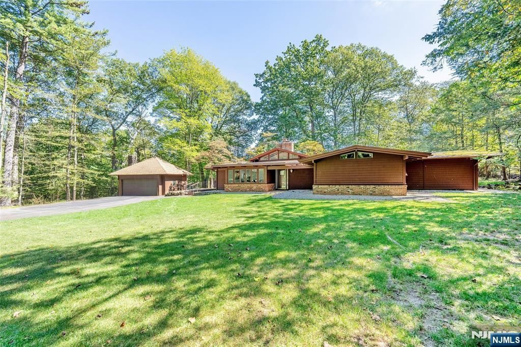 5 Carnot Avenue, Woodcliff Lake, NJ 07677