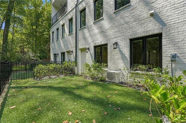 1099 Briar Cove Circle NE, Atlanta, GA 30329