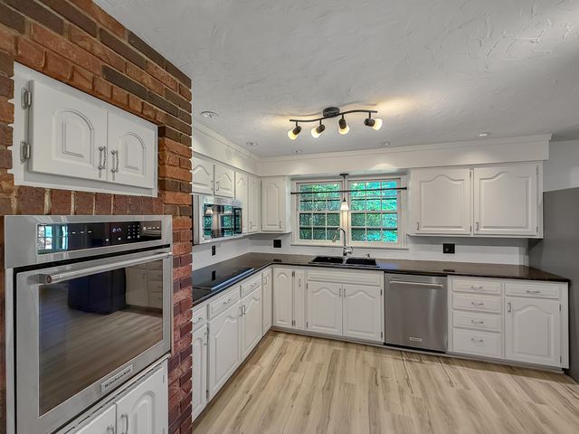 2118 S Catalina Avenue, Springfield, MO 65804