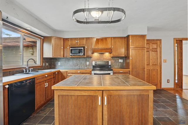 225 N BERRY PINE RD, Rapid City, SD 57702