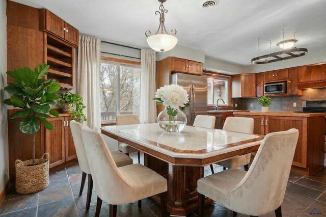 225 N BERRY PINE RD, Rapid City, SD 57702