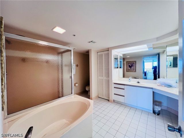 25 Bluebill AVE 1002, Naples, FL 34108