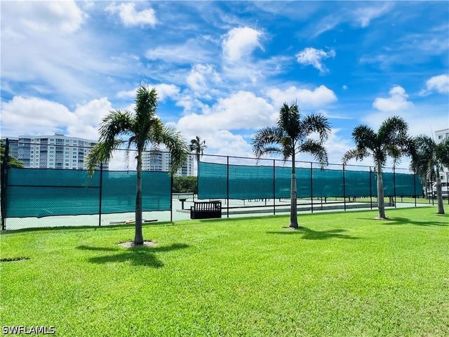 25 Bluebill AVE 1002, Naples, FL 34108