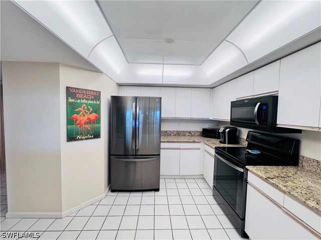 25 Bluebill AVE 1002, Naples, FL 34108